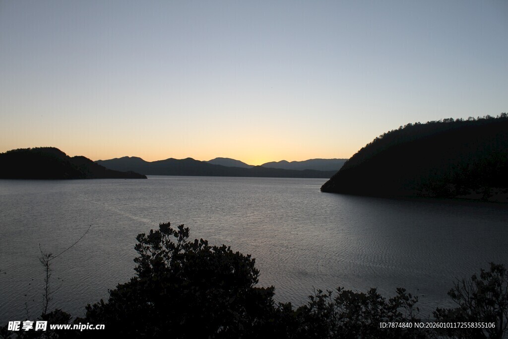 黄昏湖畔山景