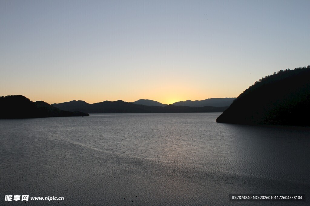 黄昏下宁静的山水景色