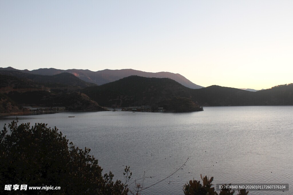 宁静湖景与远处山脉