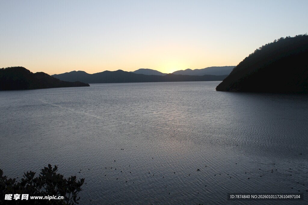 黄昏下宁静的山水湖泊