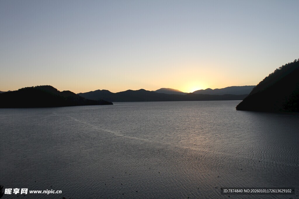 黄昏下的山水静谧美景