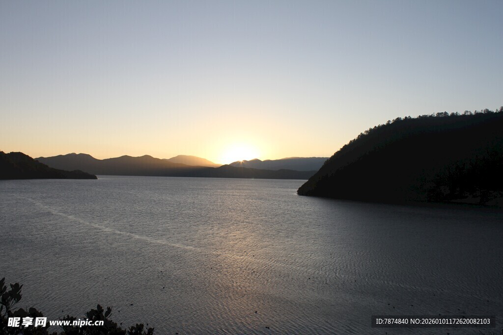 日落时分的宁静湖景