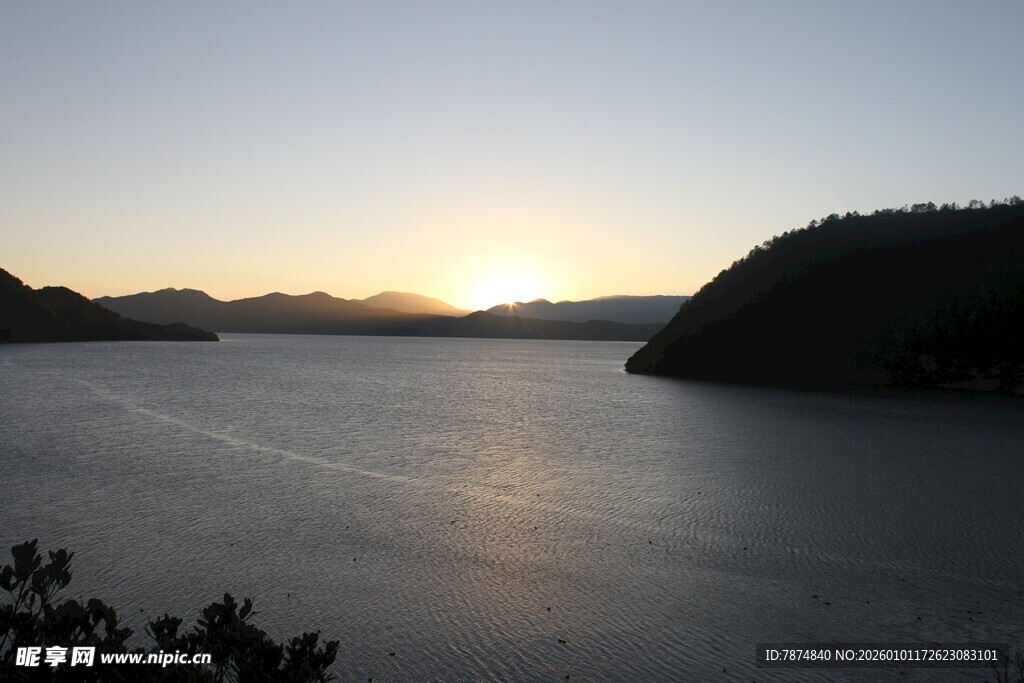 湖畔日落美景
