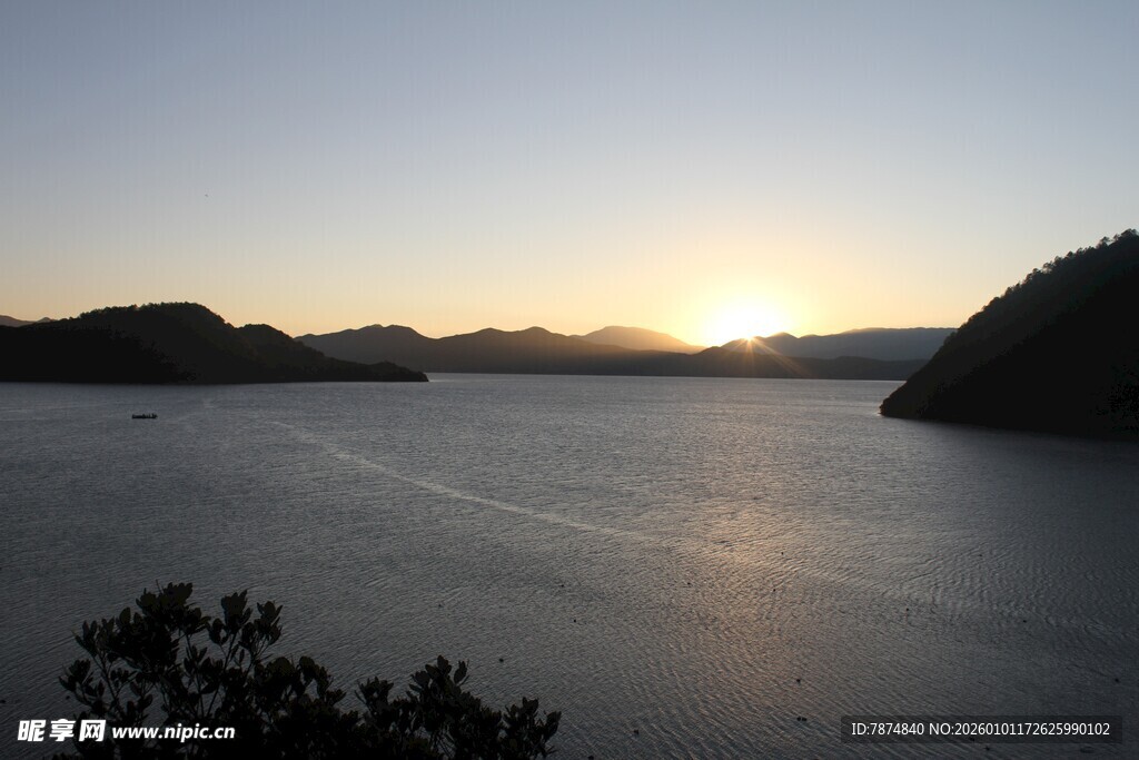 日落时分的宁静湖景