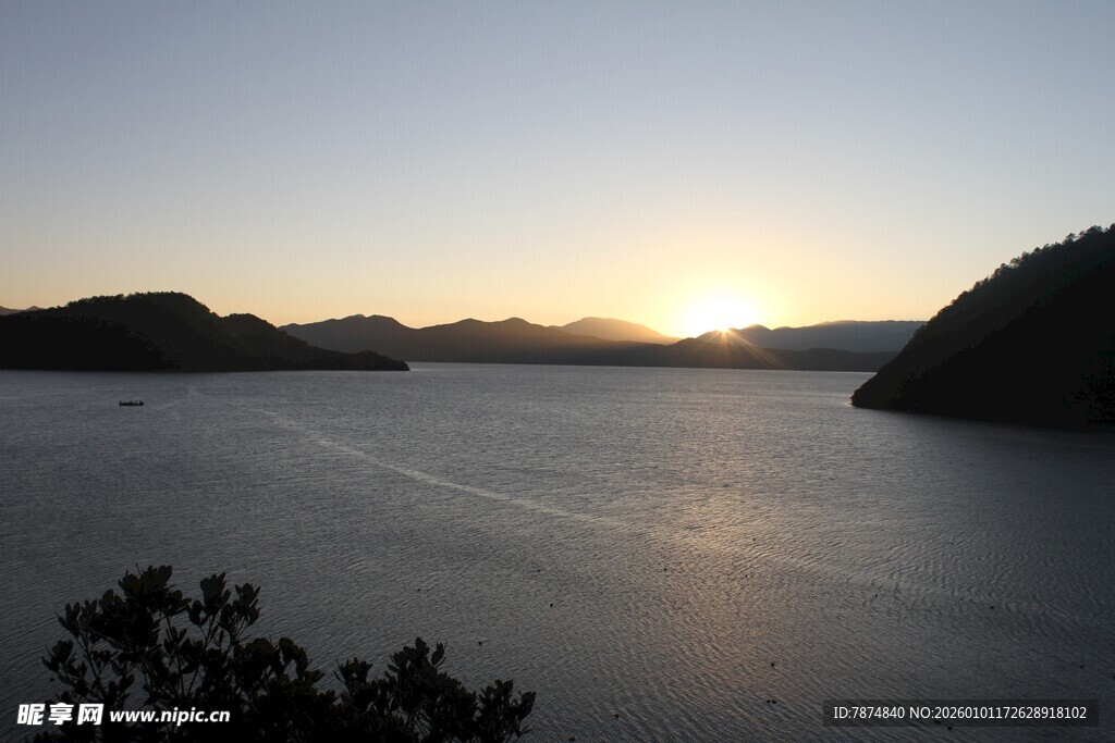 日落时分的宁静湖光山色