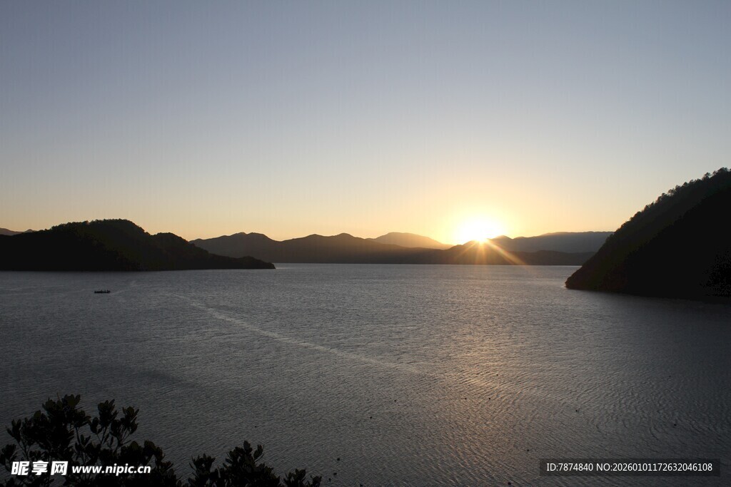 日落时分的宁静山水景色