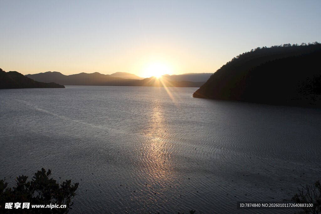 夕阳下波光粼粼的宁静湖面