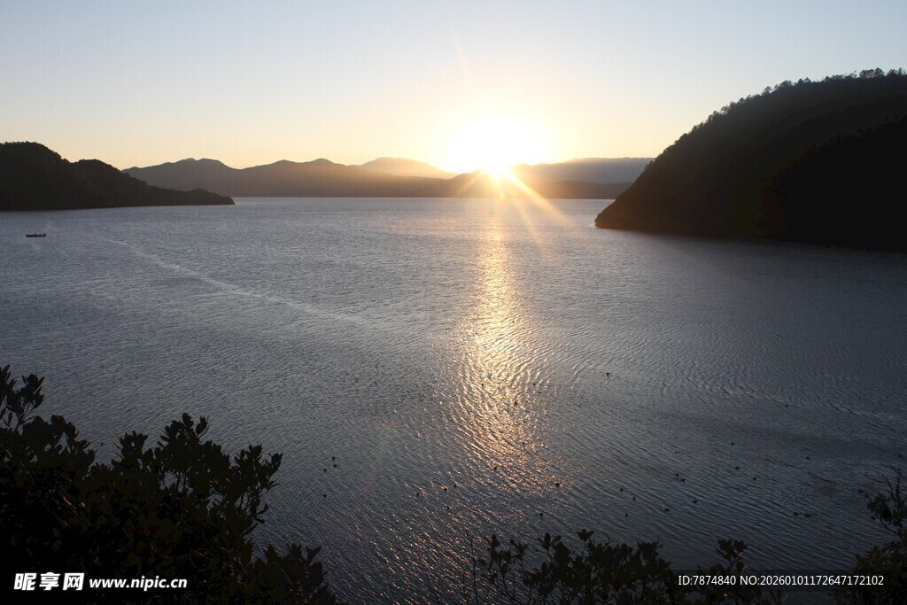 日落时分的宁静海面