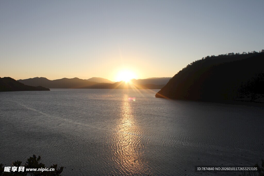 夕阳下的宁静湖景