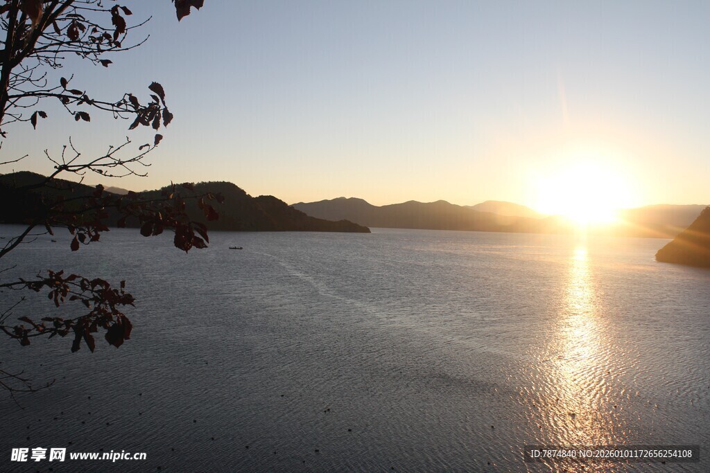 湖畔日落美景
