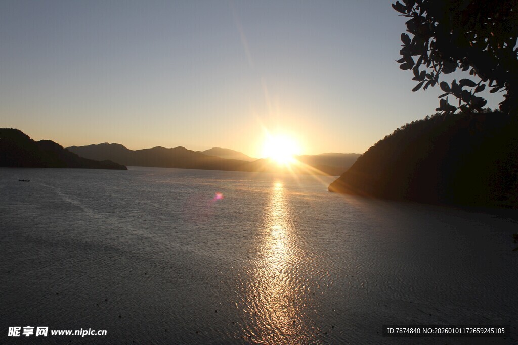 夕阳下的宁静湖面美景