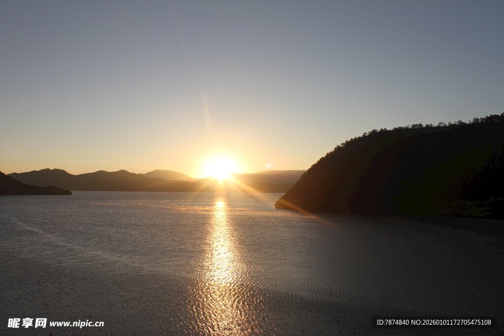 湖畔日落美景