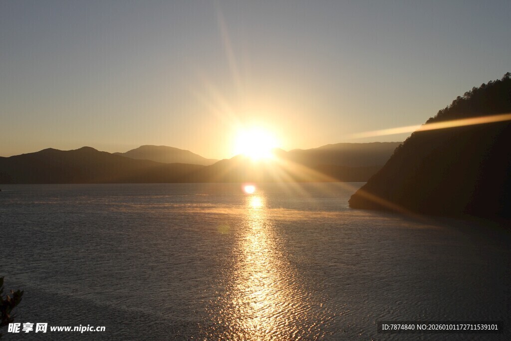 夕阳下的宁静海面