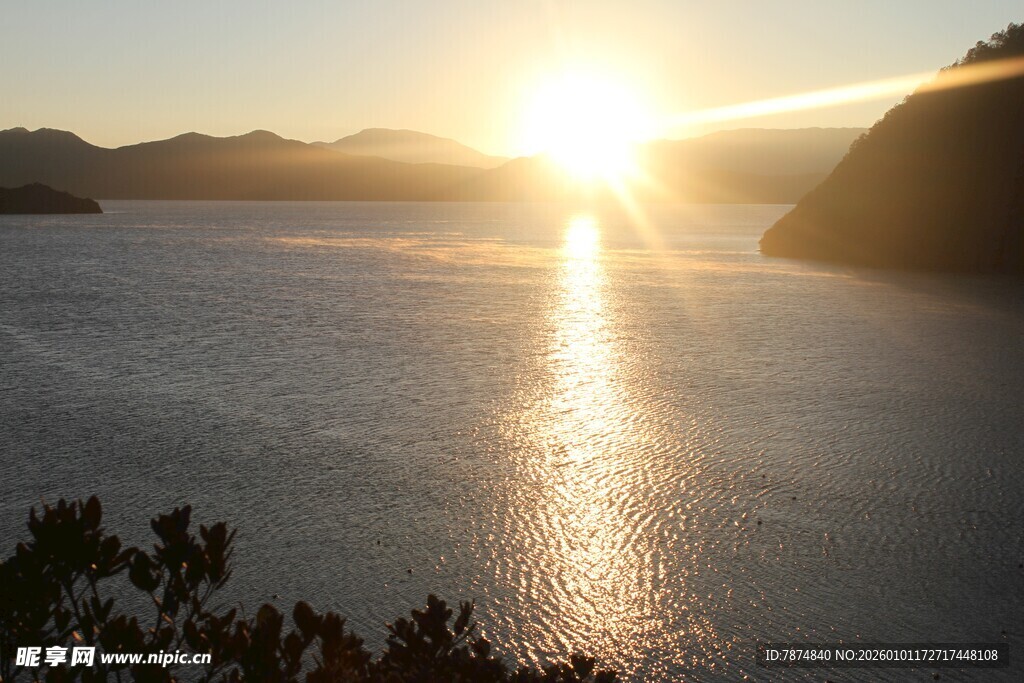 夕阳下波光粼粼的宁静湖面