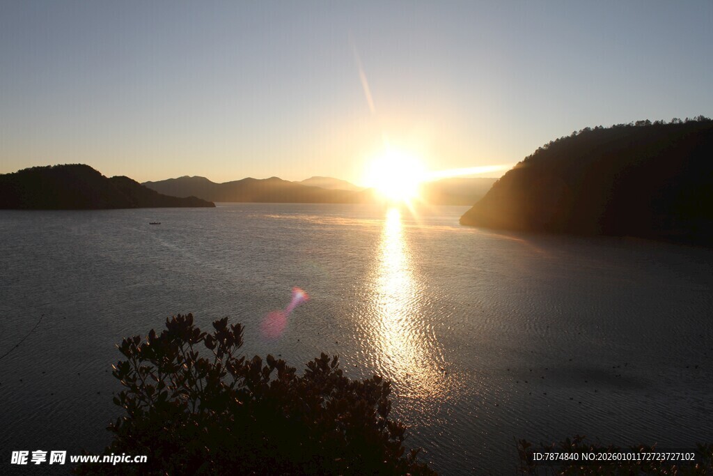湖畔日出美景