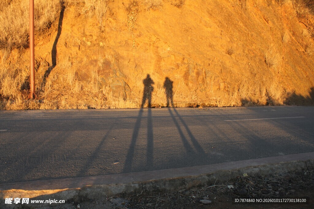 夕阳下的两人徒步身影