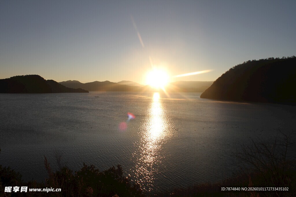 夕阳下的宁静湖景