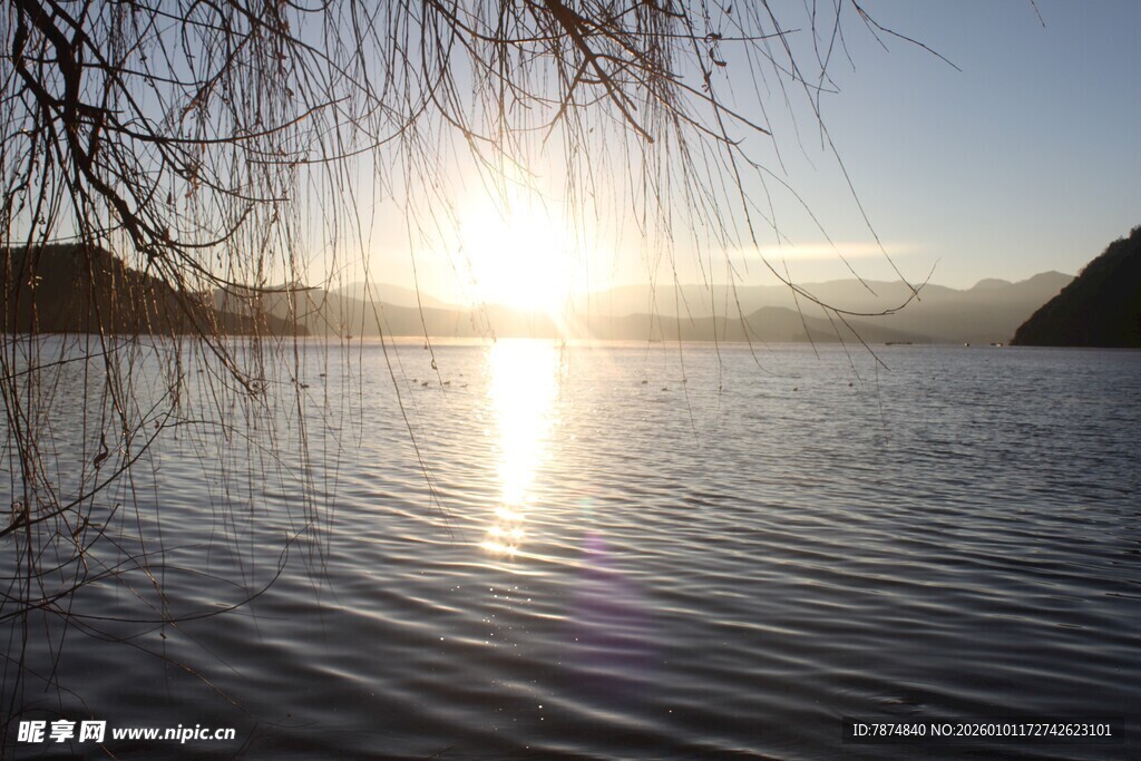 湖畔日出美景