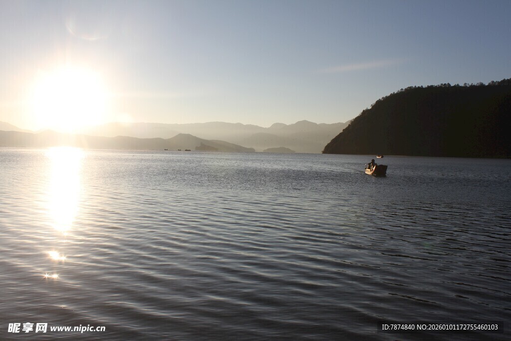 日出湖面小船静谧景象