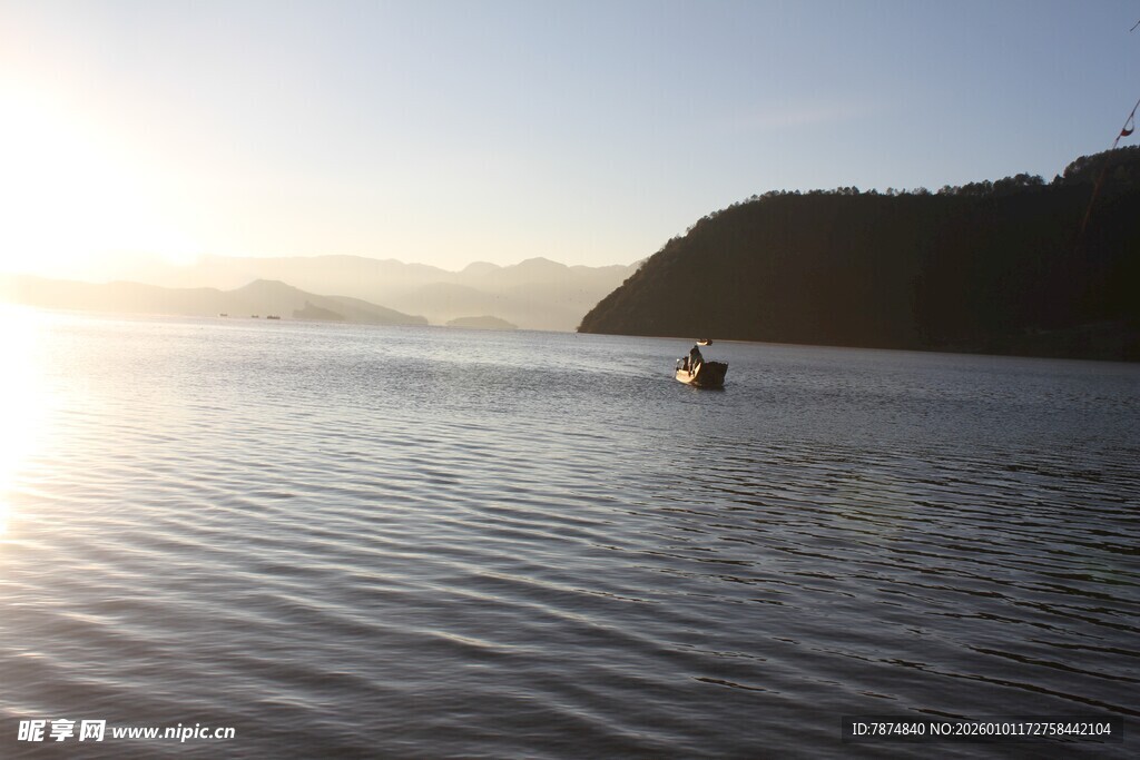 日出湖面泛舟景