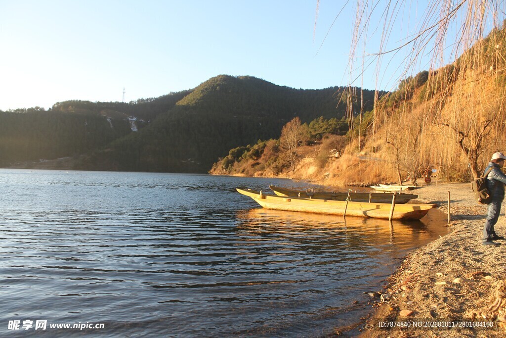 湖畔岸边的小船与行人