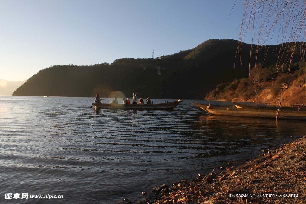海边黄昏时的静谧小船