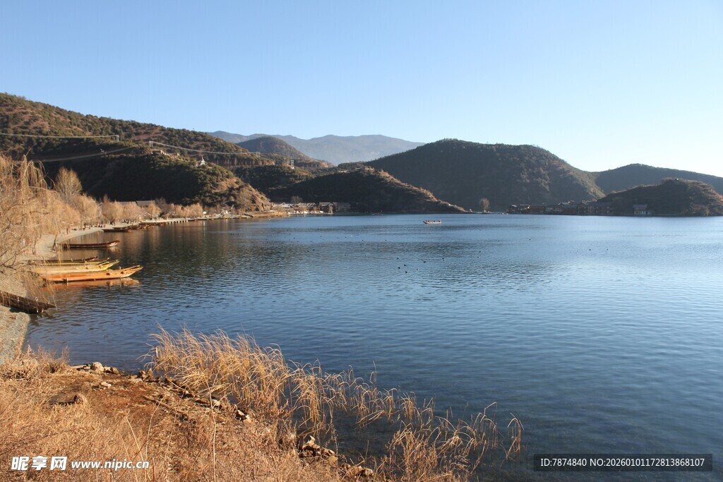宁静湖畔的自然风光