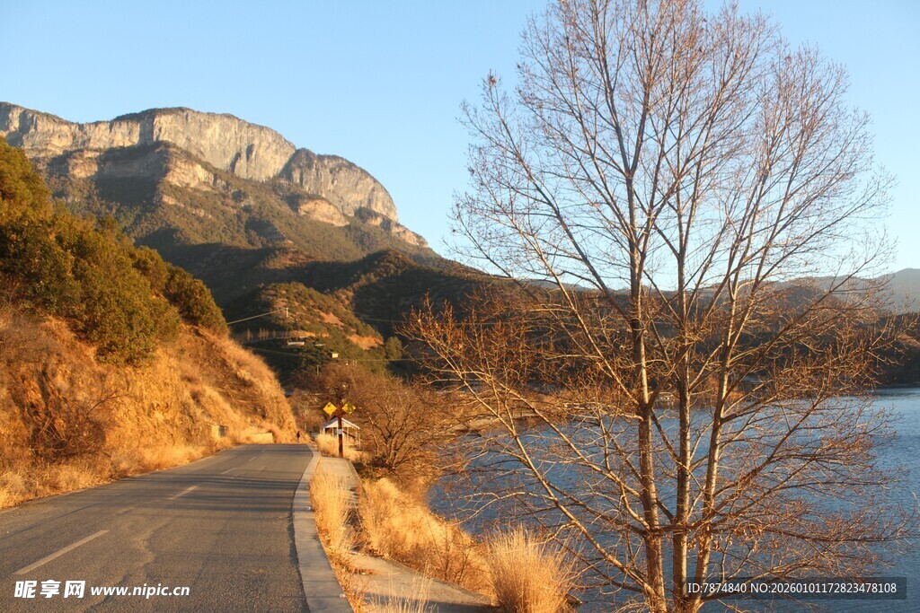 山间湖畔公路风景
