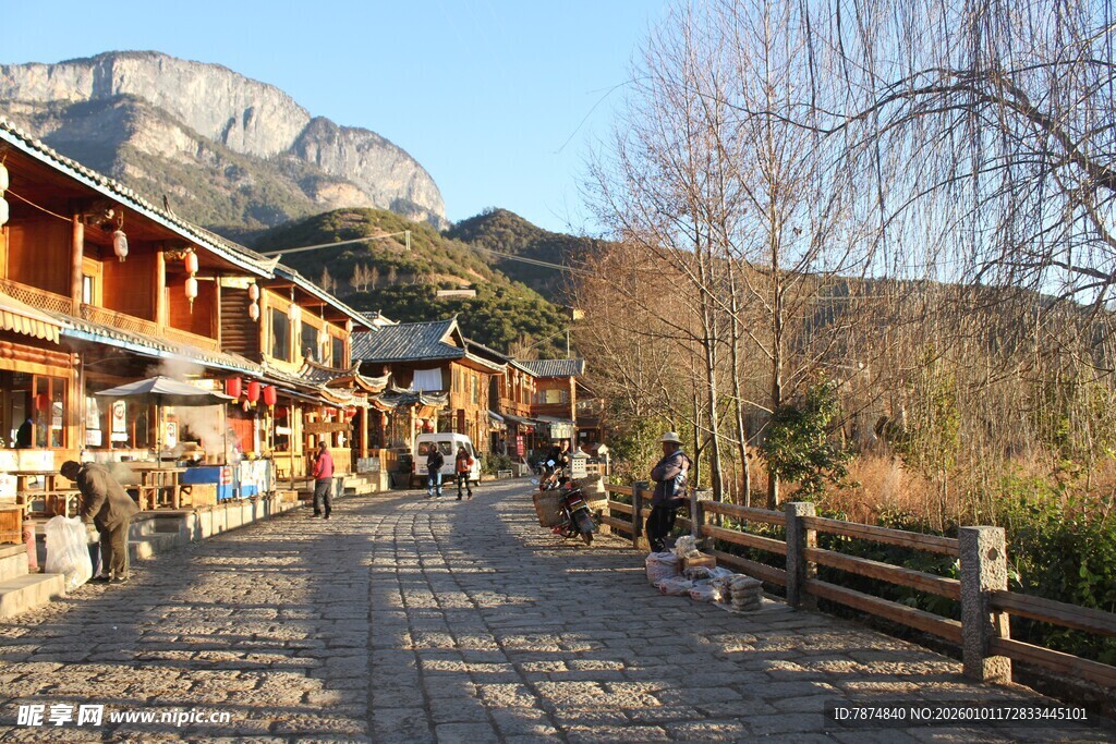 山间小镇街道风光