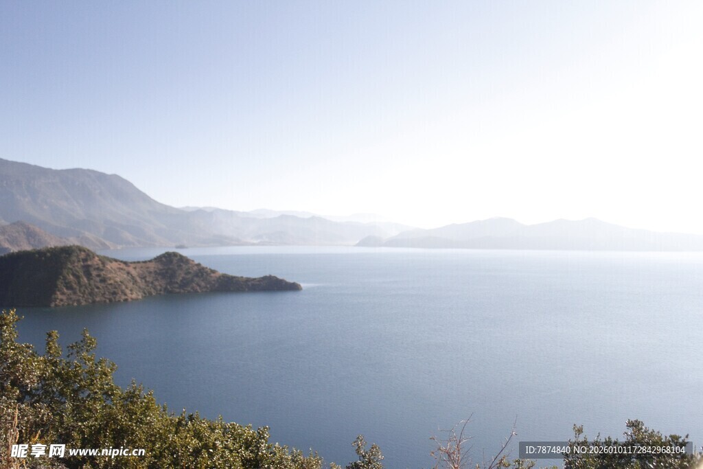 湖畔山景 宁静自然风光