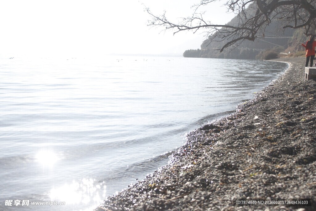 宁静湖畔的碎石岸边
