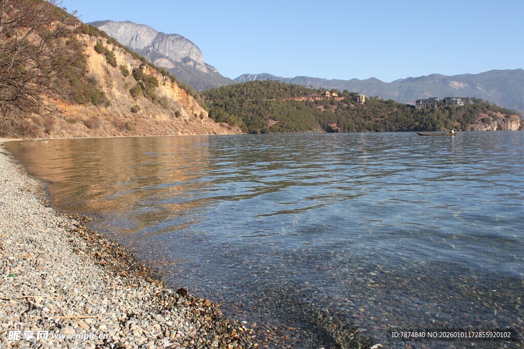 宁静湖畔的沙石与远山