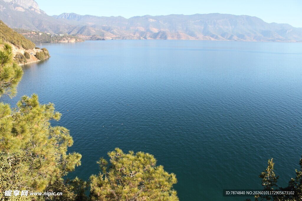 湖畔青山绿树的美丽景致