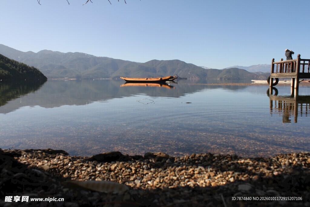 宁静湖畔小船与栈桥美景