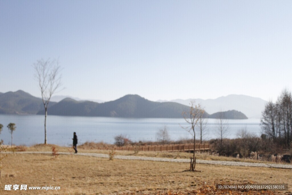 湖畔旷野 一人悠然漫步