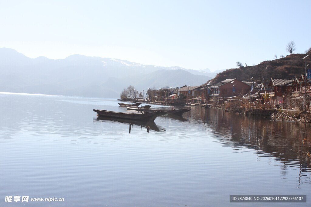 宁静湖畔小船与古朴村落