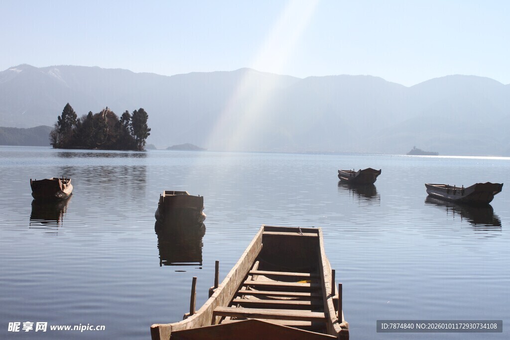 湖畔孤舟映晨光