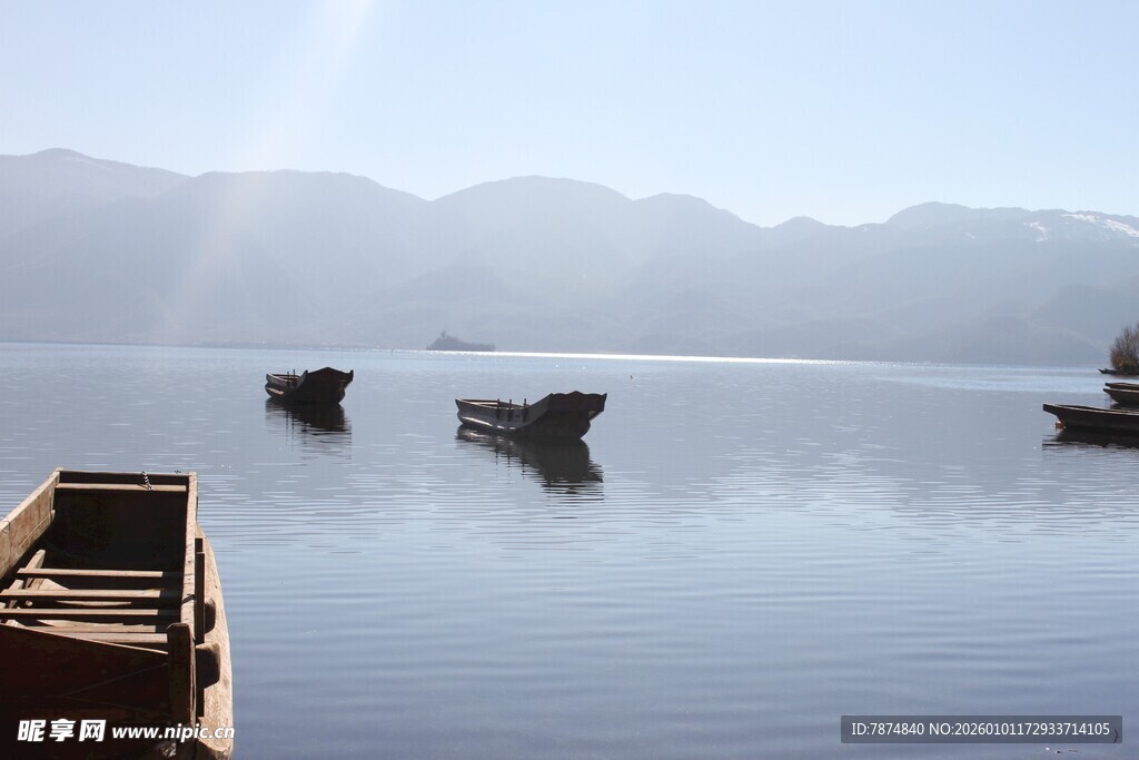 宁静湖面的古朴船只