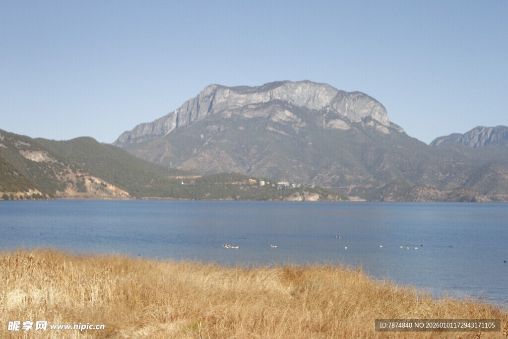 湖畔远山风景如画