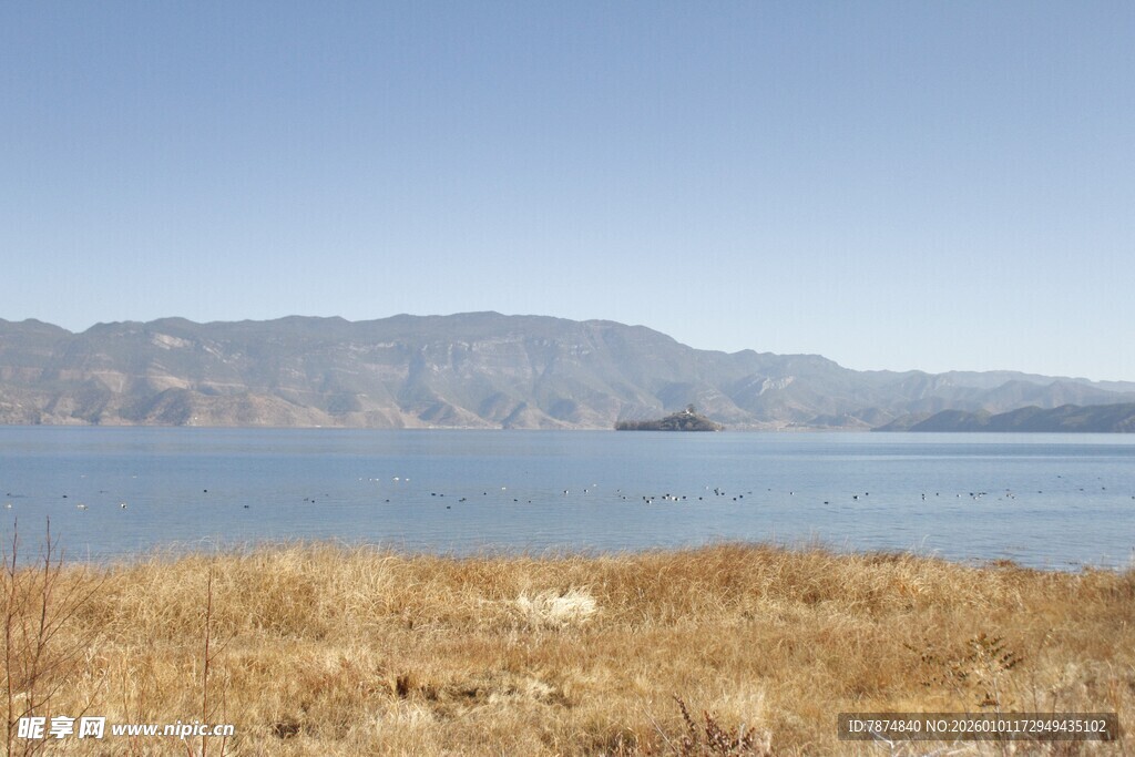 湖畔荒原 远山蓝天相衬
