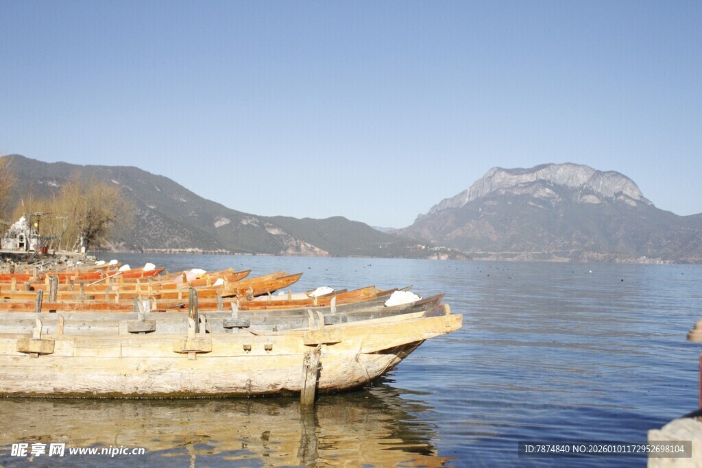湖畔停泊船只与远山美景