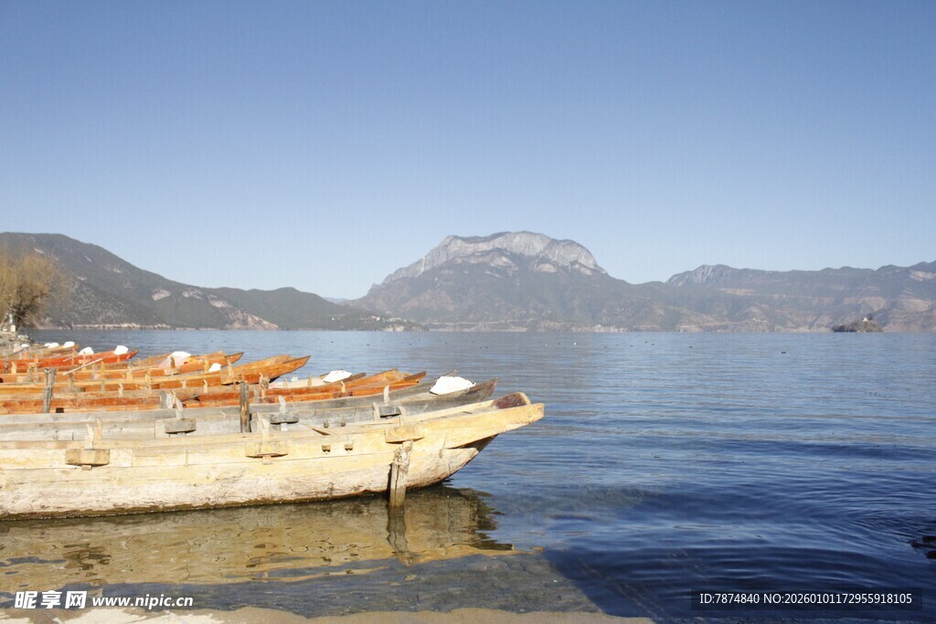 湖畔孤舟伴远山