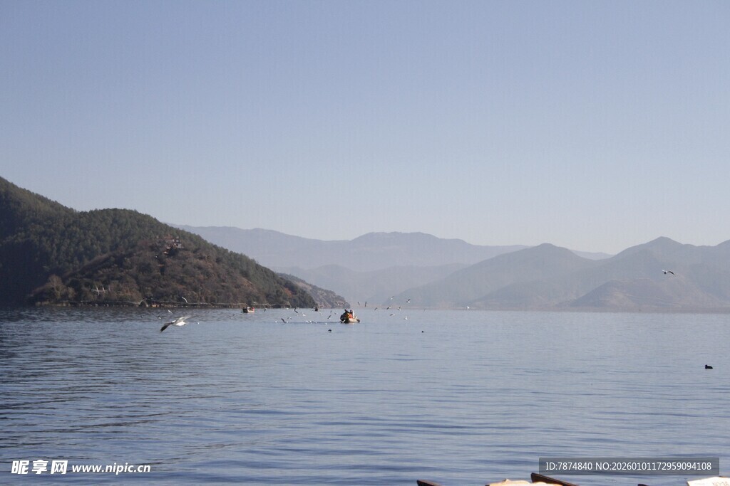 宁静湖景与远山