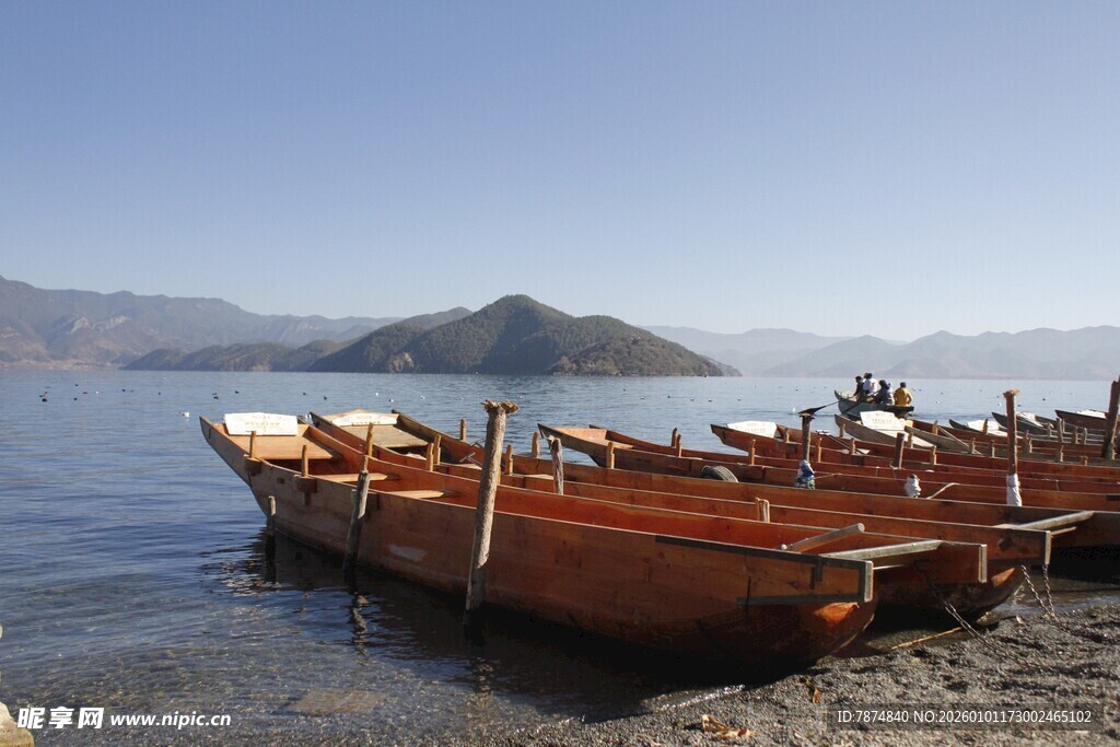 湖畔停泊的古朴木船