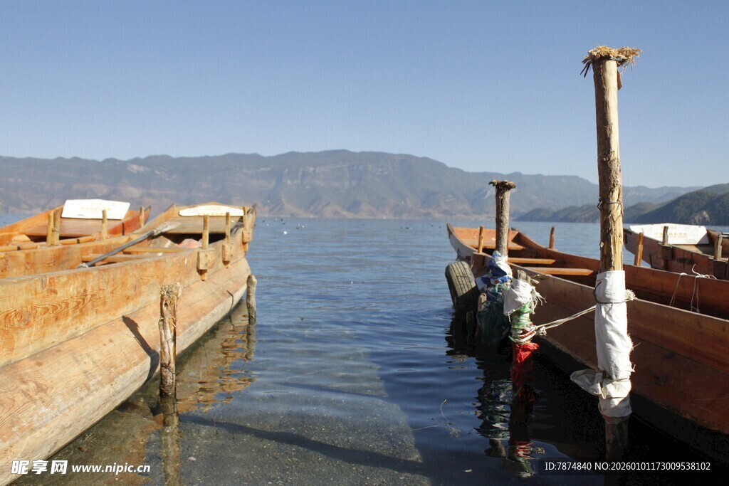 湖畔停泊的古朴船只