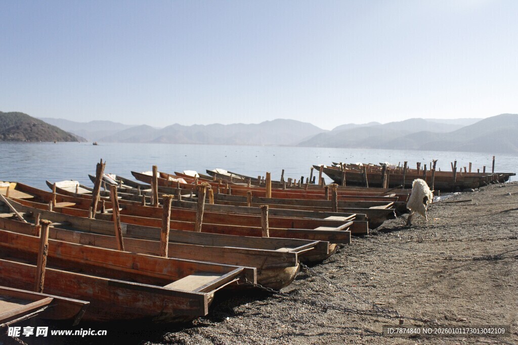 岸边停泊的多艘古朴小船