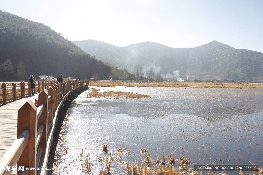 湖畔木栈道的秀丽风光