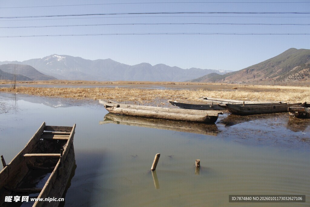 宁静水边停泊的几艘小船