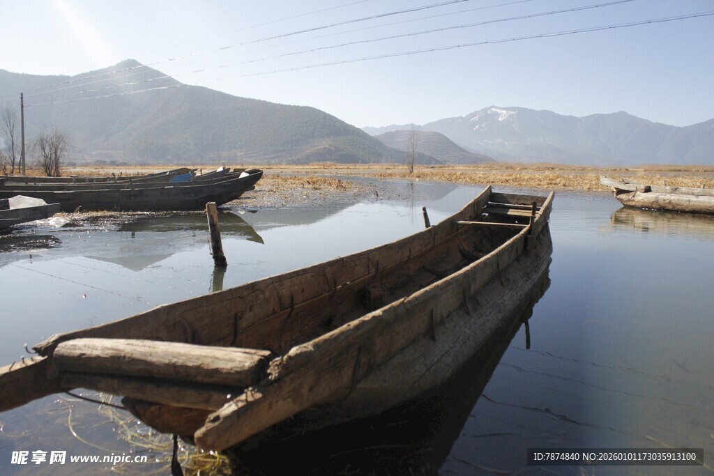湖畔孤舟静立 远山如黛