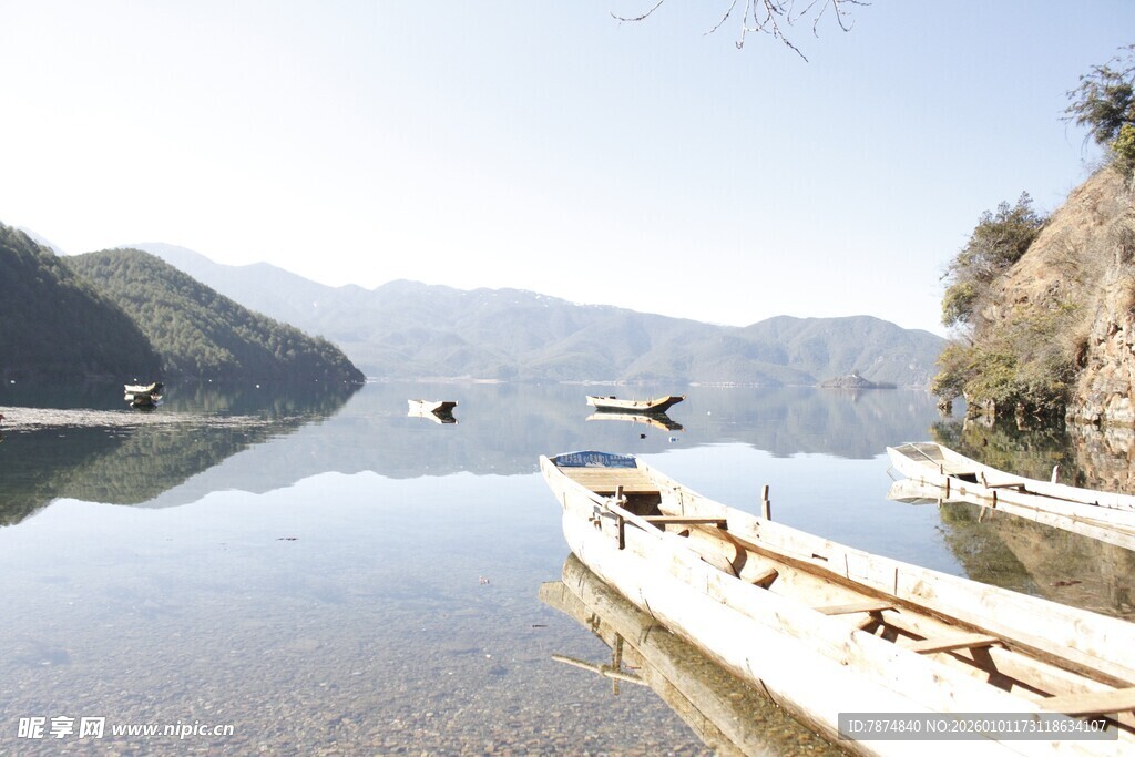 宁静湖面停泊的古朴小船